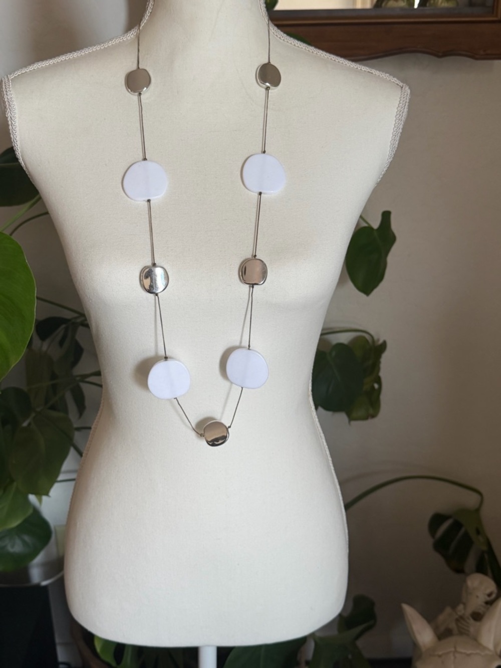 Vintage White & Silver Lucite Long Circular Disc Beads Necklace